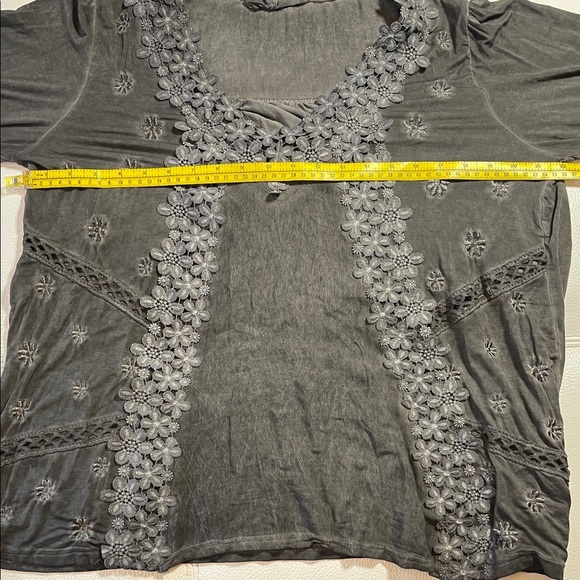 Freckled Poppy x POL Embroidered Detail Gray Women's Top - NWOT - Picture 5 of 10